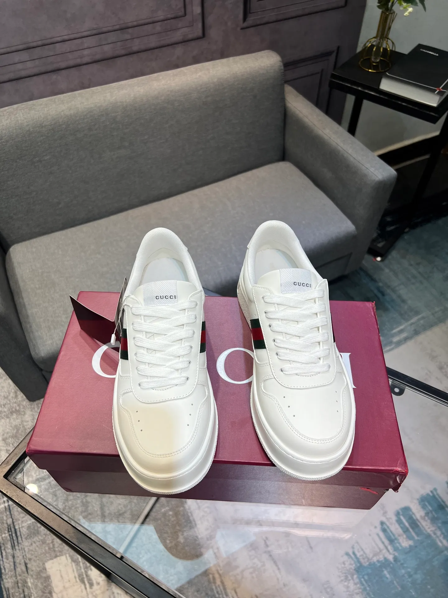 Men's men's shoes💰640 Gucci counter's latest couple's biscuit shoes‼ ️ 👑Purchasing agent level Gucci’s latest IP lightweight thick-soled white shoes can be put on your feet in seconds**4CM! ! Simple, easy to match and full of retro charm ~ the latest anti-counterfeiting cloth label on the tongue. And with electronic chip anti-counterfeiting.   The upper is made of imported environmentally friendly water-dyed calfskin, with a +1:1 fly-woven mesh surface to absorb sweat and an inner lining! Fly-knitted leather molded latex insole. Original IP lightweight outsole, one-piece injection molding, super comfortable and elastic, size: female 35-40 (female 41 customized) male 39-44 (male 38.45 46 customized)